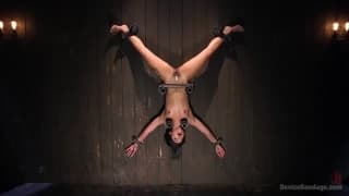 Lubi być jebana kiedy ją mocno zwiążą!