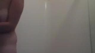 Cycata amatorka namydli się przed kamerą