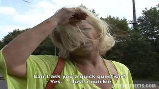 Stara uliczna dziwka pójdzie za kasę