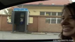 Cycata dziwka i nieznajomy są na dworze