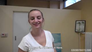 Piękna masażystka daje się zerżnąć!