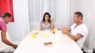 Śliczna Michelle ćwiczy seks w rodzinie