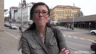 Czeszka rucha się z obcym na dworze Czeszka rucha się z obcym na dworze