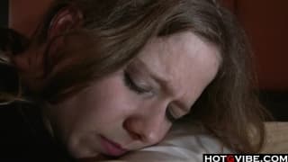 Urocza nastolatka doprowadzi się do orgazmu sama