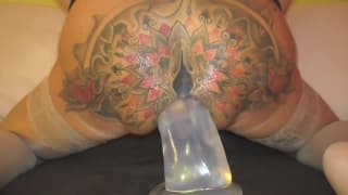 Wytatuowana gruba dupa nadziana na dildo