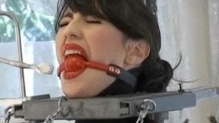 Maszyneria bdsm da przyjemność dziwce w lateksie