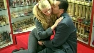 Napalona blondynka kocha dobre jebanie w dupę