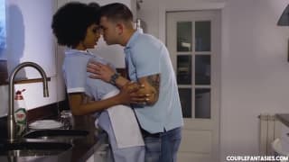 Czarna gospodyni z koleżanką i facetem