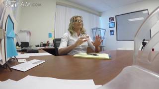 Blond sekretarka Cory Chase uwielbia seks analny