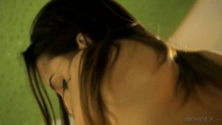 Piękna Kitty Jane zabawia się z jego kutasem