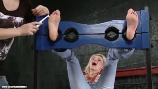 Łaskotanie stóp podnieca tą blondynkę!