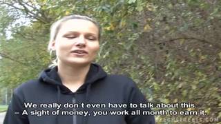 Publiczne miejsce kręci tą brunetkę