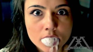 Przypasany chuj zaspokoi piękne lesbijki