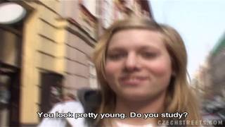 W końcu ją poderwał i dostał fellatio