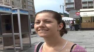 Z ulicy namówił ją na seks w knajpie