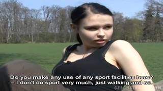 Podrywa świetną dziwkę i rżnie ją w parku