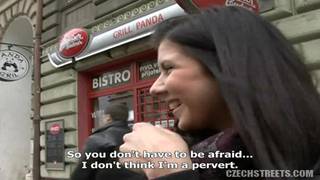 Brunetka z ulicy będzie obciągała za pieniądze