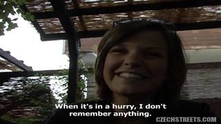 Zaprosił ładną brunetkę do domu na seks