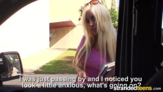 Atrakcyjna brunetka płaci seksem za podwózkę