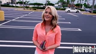 Blondynka Hope Harper doskonale ssie dużego kutasa