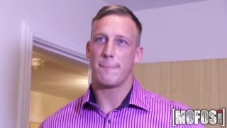 Seksowna dziwka pokaże nam wszystko przed fellatio