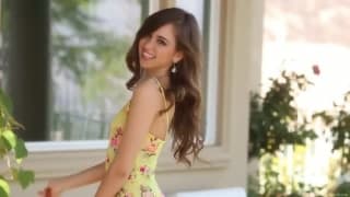 Śliczna laleczka pieści pizdę na dworze