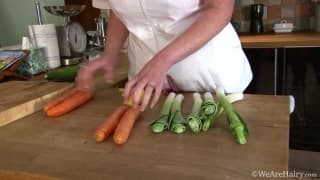 Francesca May wyrucha się warzywami!