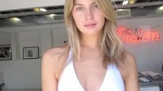 Piękna Annie McGinty masturbuje się naga