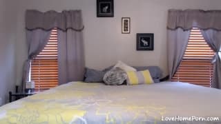 Grubym dildo pierdoli swoją młodą pizdę