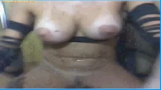 Ona bezwstydnie bawi się przed kamerą!