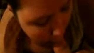 Świetne obciąganie chuja daje ta dziwka!