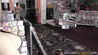 Stella Cox i Jade Jantzen, anal przez dziurę w ścianie