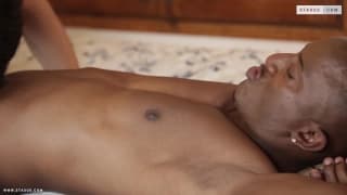 Posągowy Murzyn zerżnie białego geja