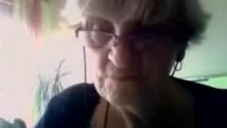 Babcia chwali się apetycznymi cyckami