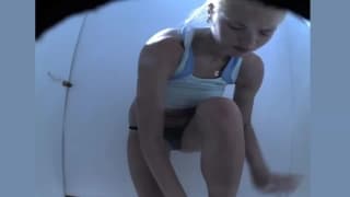 Młoda dziwka rozbierze się w kabinie