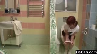 Młode lesbijki mają dobry seks w wannie