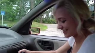 Blondynka jedzie po prostu na jebanie