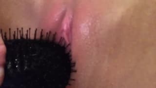 Lubi się masturbować pod ciepłą wodą