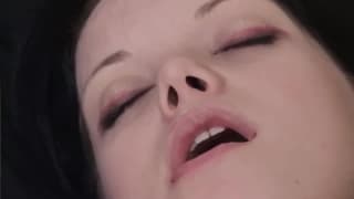 Urocza nastolatka wyjebie sie sama dildo