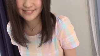 Młoda Azjatka chwali się swoją cipką