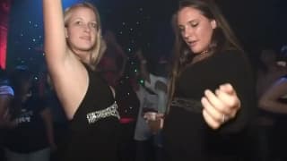 Podniecona dyskoteką masturbuje się sama