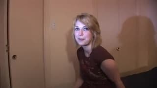 Ładna dziwka rozbiera się przed kamerą