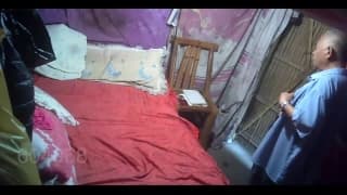 Podniecony stary Azjata i młoda dziwka