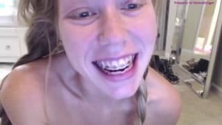 Młoda blondyna masturbuje się na czacie