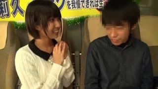 Sprawi, że facet opróżni jaja prosto w jej usta!