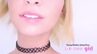 Młoda blondynka na castingu possie mu pałę