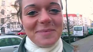 Kobieta z ulicy zamienia się w seksowną dziwkę