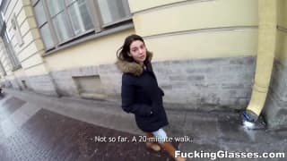 Młoda brunetka da się uwieść i zerżnąć turyście Młoda brunetka da się uwieść i zerżnąć turyście