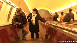 Młody facet podrywa dojrzałą cycatą brunetkę