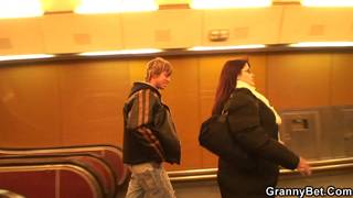 Młody chłopak mocno wyjebie grubą babcię